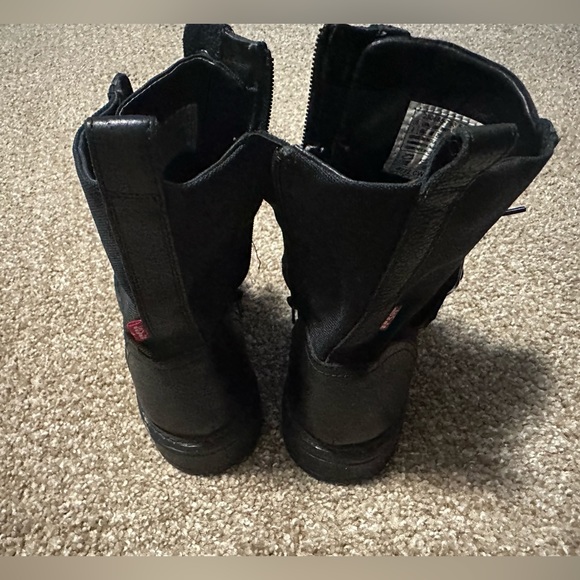 Women’s comfortable breathable black ankle boots from Levi’s. Size US 8 - Picture 5 of 8